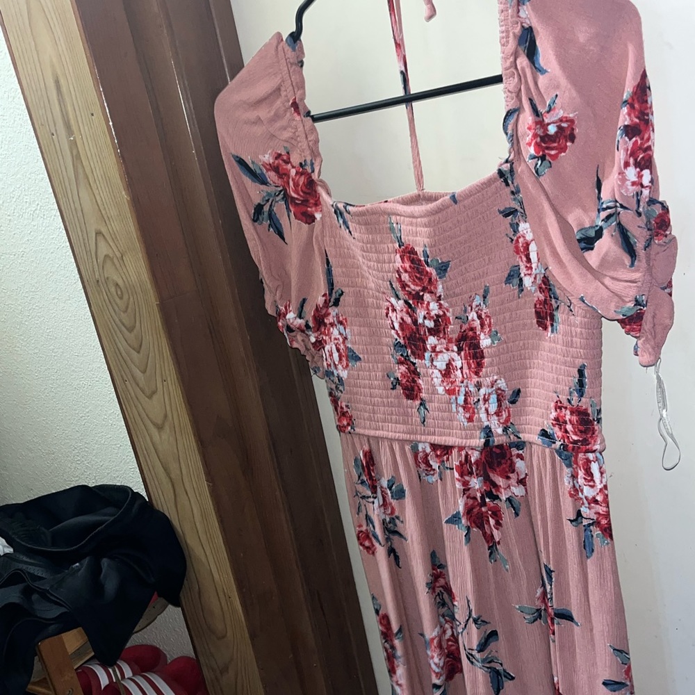 SOLD””don’t like how it looks on the shoulders But it’s very cute summer dress